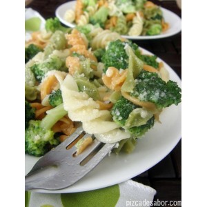 Ensalada Fria- Pasta con brocolí, zanahoria y cebolla morada